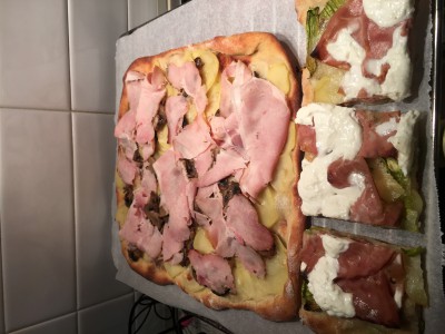 Patate, champignon e prosciutto alla brace. In basso: patate, fiori di zucca e mortadella; fiori di zucca, alici e stracciatella